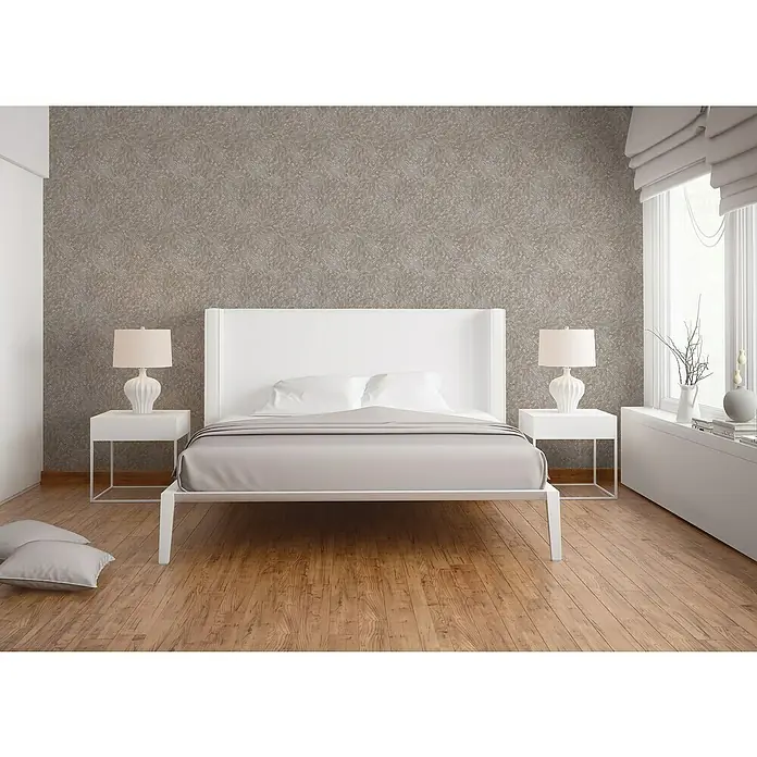 A.S. Création Titanium 3 Vliestapete Dynamischer 3D-EffektBeige, 3D-Optik, 10,05 x 0,53 m - Elegantes weißes Bett mit passenden Nachttischen und Lampen. Das Bett mit grauer Tagesdecke harmoniert perfekt mit der Wandgestaltung.