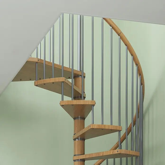 Dolle Spindeltreppe Winnipeg - Durchmesser: 120 cm, Basaltgrau, Farbe Stufen: Eiche Natur, Geschosshöhe: 266,5 cm - 292,5 cm - Holztreppe mit Metallgeländer, spiralförmig. Elegant und platzsparend für moderne Wohnräume mit hellem Grün im Hintergrund.