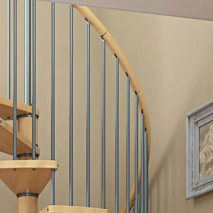 Dolle Spindeltreppe Winnipeg - Durchmesser: 140 cm, Basaltgrau, Farbe Stufen: Buche Natur, Geschosshöhe: 246 cm - 270 cm - Detailaufnahme einer Wendeltreppe aus Holz und Metall. Das Geländer besteht aus senkrechten Metallstreben und einem hölzernen Handlauf.
