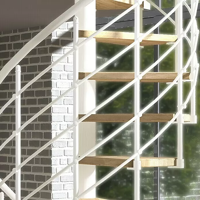 Dolle Spindeltreppe Oslo - Durchmesser: 120 cm, Weiß, Farbe Stufen: Eiche Natur, Geschosshöhe: 315 cm - 345 cm - Weiße Wendeltreppe mit hellen Holzstufen, im Innenbereich vor einer Ziegelwand und großem Fenster.