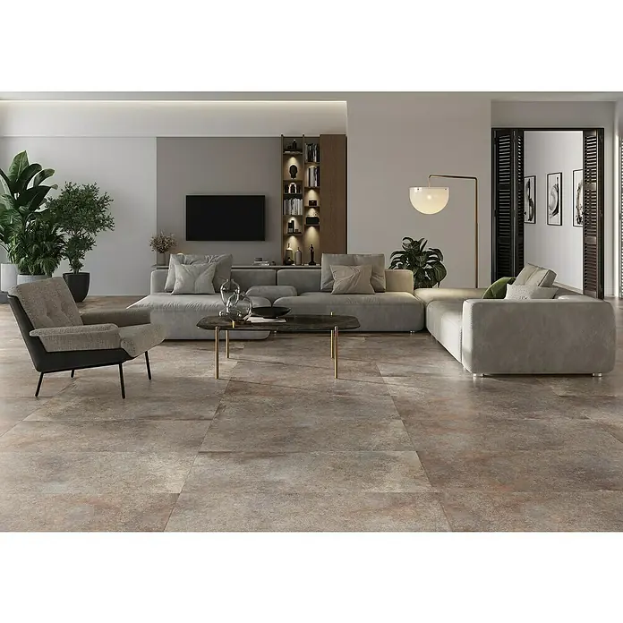 Feinsteinzeugfliese Sandy Beach - 59,7 x 119,7 cm, Grau/Beige, Matt - Wohnzimmer mit großem Sofa, Sessel und Couchtisch auf einem Boden mit großformatigen Fliesen in Erdtönen für ein stilvolles Ambiente.