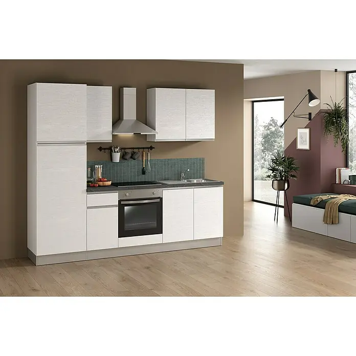 Marinelli Cucine Vormontierte Küchenzeile Gemma - Breite: 250 cm, Weiß, Mit Elektrogeräten, Spüle rechts - Küchenzeile mit weißen Schränken, Dunstabzugshaube und grauer Arbeitsplatte. Der Boden ist helles Holz.