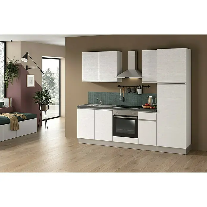 Marinelli Cucine Vormontierte Küchenzeile Gemma - Breite: 250 cm, Weiß, Mit Elektrogeräten, Spüle links - Einbauküche mit weißen Schränken, Spüle, Herd und Dunstabzugshaube vor brauner Wand. Holzfußboden im Vordergrund.