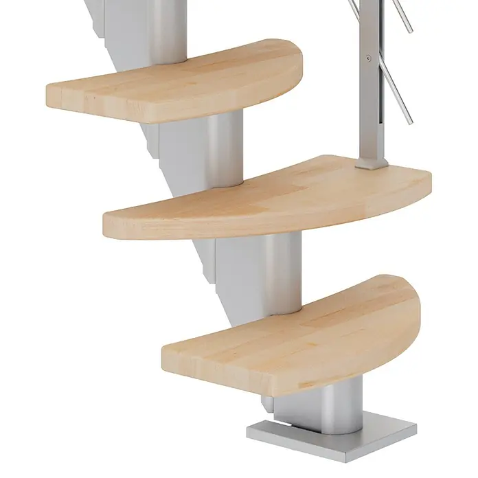 Dolle Mittelholmtreppe BerlinBreite: 64 cm, Variabel, Perlgrau, Farbe Stufen: Buche Natur, Geschosshöhe: 222 cm - 270 cm - Detailaufnahme einer Spindeltreppe mit Holzstufen und silbernem Metallrahmen.