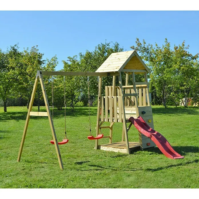 Wendi Toys Kinderspielturm Salamander - Natur/Rot - Ein hölzerner Kinderspielplatz mit Schaukeln und Rutsche vor einem grünen Rasen und Bäumen.