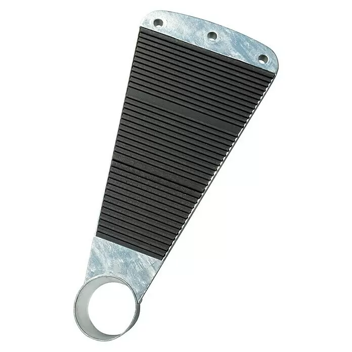 Dolle Außentreppe Gardenspin - Durchmesser: 155 cm, Geschosshöhe: 266,5 cm - 305,5 cm, Trimax® Stufen - Silbernes Metall-Wendeltreppenstufe mit schwarzer gerippter Antirutsch-Gummioberfläche und Befestigungslöchern.