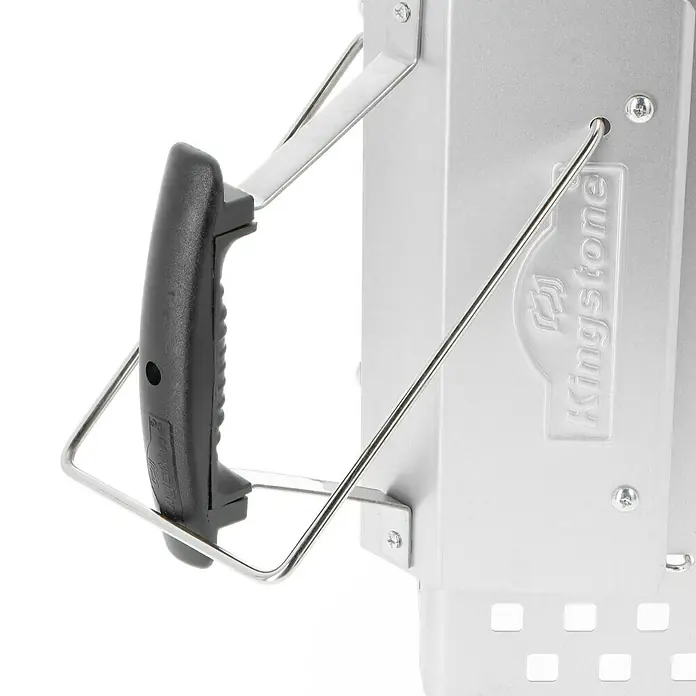 Kingstone Anzündkamin - L x B x H: 19 x 19 x 30 cm - Nahaufnahme eines Kingston Grill-Anzündkamins mit schwarzem Griff und silberner Metalleinfassung, ideal für schnelles und einfaches Anzünden von Holzkohle.