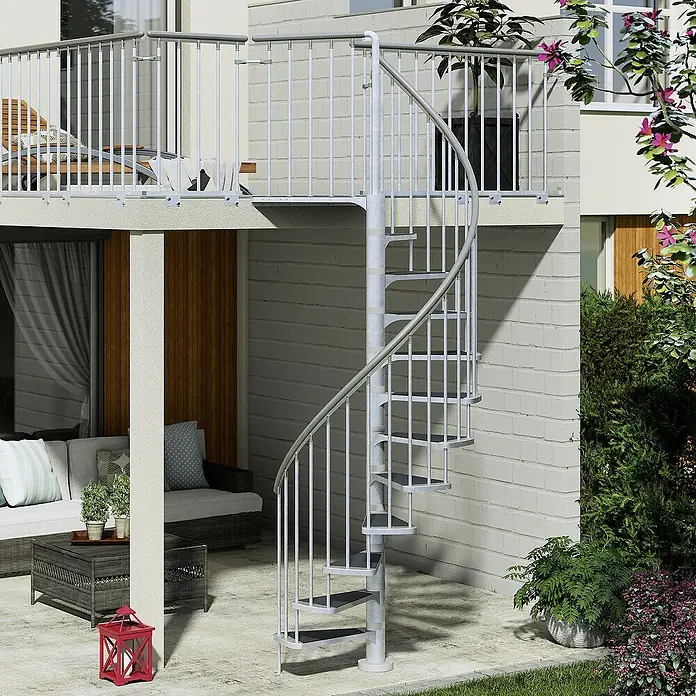 Dolle Außentreppe Gardenspin - Durchmesser: 155 cm, Geschosshöhe: 266,5 cm - 305,5 cm, Trimax® Stufen - Eine elegante Wendeltreppe aus Metall führt von einer Terrasse in einen Garten. Sie ist ein echter Hingucker und sorgt für einen stilvollen Zugang.