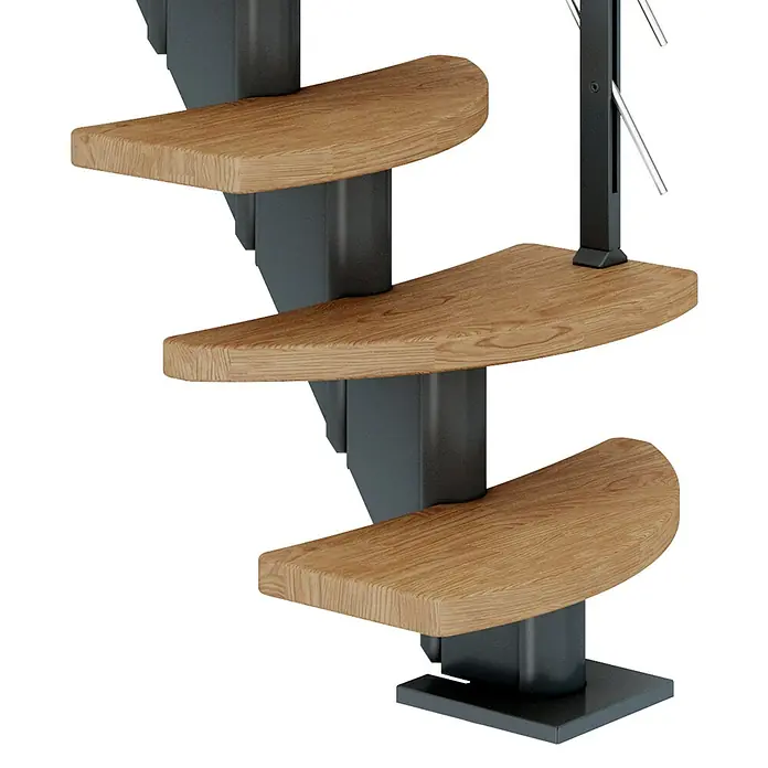 Dolle Mittelholmtreppe Berlin - Breite: 64 cm, Variabel, Anthrazitgrau, Farbe Stufen: Eiche Natur, Geschosshöhe: 259 cm - 315 cm - Detailaufnahme einer Spindeltreppe mit Holzstufen und einem Metallgeländer. Die Wendeltreppe zeigt ein modernes und platzsparendes Design.