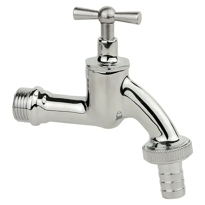 Auslaufventil - ½″, Chrom, Poliert - Nahaufnahme eines glänzenden Wasserhahns mit T-förmigem Griff, ideal für den Garten oder den Außenbereich.