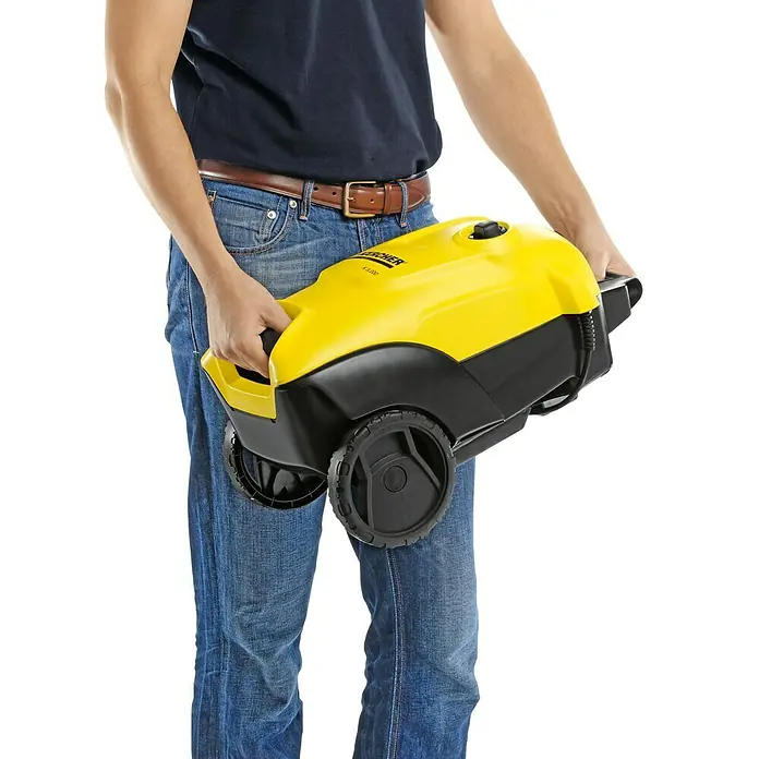 Kärcher Hochdruckreiniger K4 Pure Home - 1.800 W, Max. Druck: 130 bar, Fördermenge: 420 l/h - Eine Person hält einen gelben und schwarzen Kärcher Hochdruckreiniger mit Rädern hoch.