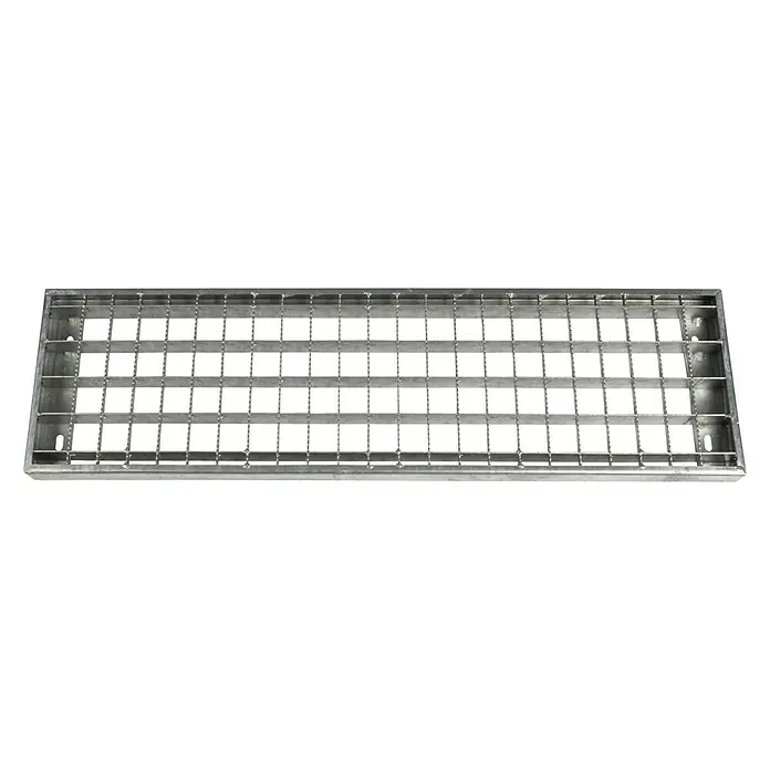 Dolle Treppenstufe - Gitterroststufe, 80 x 23 cm, Passend für: Dolle Außentreppe Gardentop - Bild einer rechteckigen, silbergrauen Metallgitterrostabdeckung für einen Abwasserkanal. Das Gitter ist sauber und weist eine gleichmäßige quadratische Struktur auf.