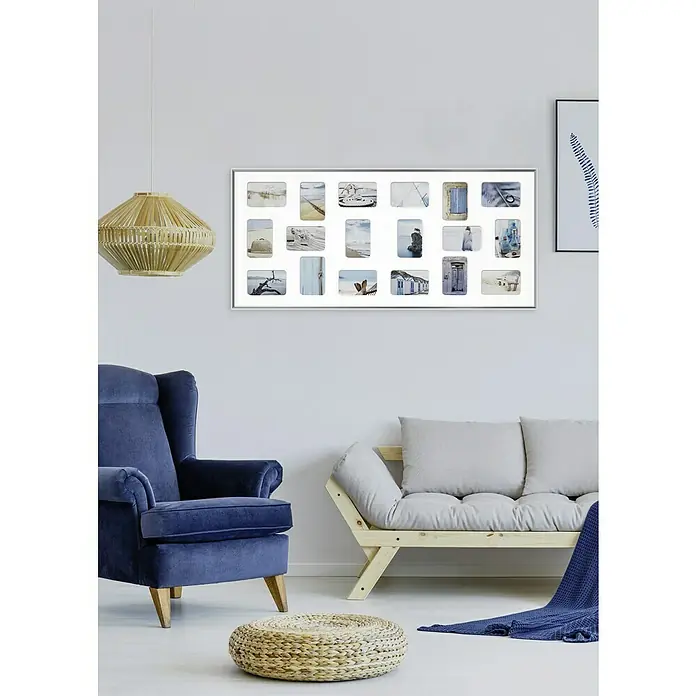 Collagerahmen Pixel - Anzahl Fotoplatzhalter: 18 Stk., Weiß, Glas - Das zeitgenössische Wohnzimmer verfügt über ein gerahmtes Wandkunstwerk mit Küstenmotiven, ergänzt durch blaue Akzentmöbel und einen Rattan-Hocker.