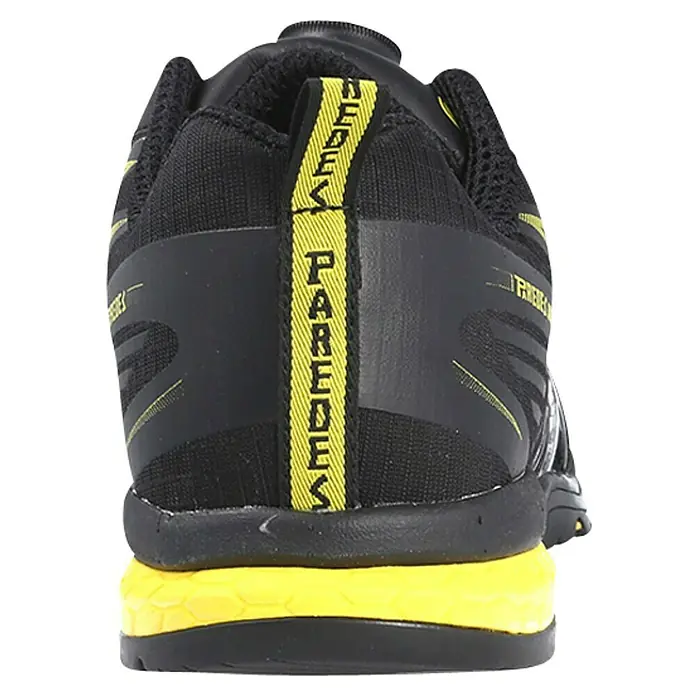Paredes Zapato bajo de seguridad Jerez - 41, Clase de protección según EN ISO 20345: S3, Negro/Amarillo - Vista trasera de una zapatilla de senderismo negra con detalles amarillos y logotipo 'PAREDES' en la lengüeta. Ideal para aventuras al aire libre.