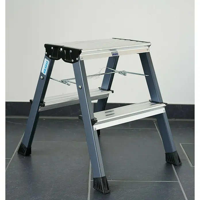 Krause Doppel-Klapptritt Treppy - Anzahl Tritte: 4 Stk., Arbeitshöhe: 2,45 m, Belastbarkeit: 150 kg, Aluminium - Eine leichte, graue Krause Trittleiter mit zwei Stufen und rutschfesten Füßen. Perfekt für den Haushalt.