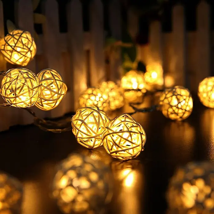 Arte confort Guirnalda luminosa solar Ivy - Largo: 650 cm, LED - Primer plano de luces con esferas de ratán luminosas y cálidas, creando un ambiente acogedor. Perfecto para decoraciones.