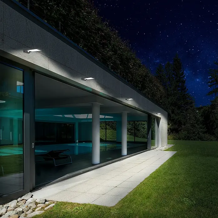 Arte confort Aplique solar para exterior Naire - 3,5 W, L x An x Al: 17,5 x 10,5 x 3,5 cm, Negro - Modernas luces de pared exteriores iluminan una casa con piscina por la noche, creando un espacio al aire libre agradable.