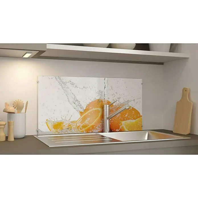 CUCINE Küchenrückwand - Orange Splash, 80 x 40 cm, Stärke: 6 mm, Einscheibensicherheitsglas (ESG) - Spritzschutz mit Orangen-Motiv. Die Küchenrückwand zeigt spritzende Orangen und sorgt für eine frische Atmosphäre in der Küche.