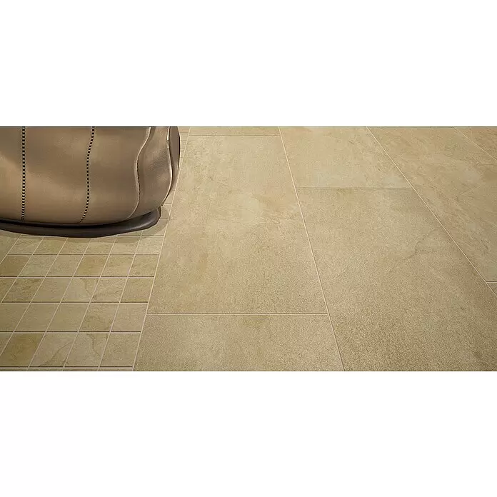 Feinsteinzeugfliese Jade Stone - 30 x 60 cm, Beige, Matt - Beige Bodenfliesen, kleine Quadrate und große Rechtecke, mit einer braunen Möbelbasis.