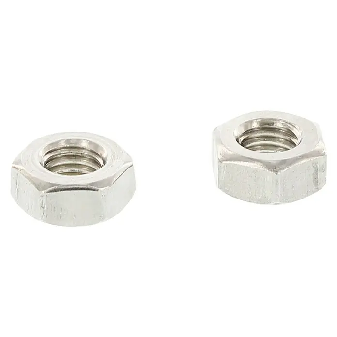 Marinetech Sechskantmutter - M 6, Edelstahl, A4, 100 Stk. - Nahaufnahme von zwei Sechskantmuttern aus Metall, die Gewinde und die sechseckige Form der Befestigungselemente zeigen.