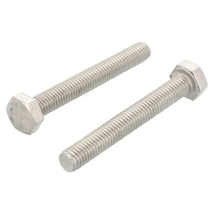Marinetech Sechskantschraube - M 5, Länge: 30 mm, Edelstahl, A4, 100 Stk. - Zwei silberne Sechskantschrauben mit Gewinde liegen diagonal auf einem schwarzen Hintergrund.