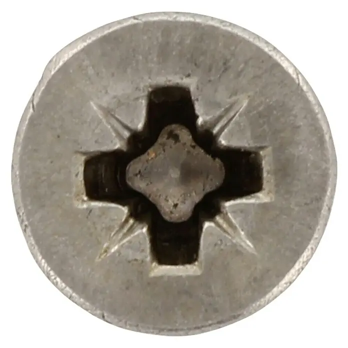 Marinetech SpanplattenschraubeØ x L: 5 x 40 mm, Edelstahl, 100 Stk. - Nahaufnahme eines versenkten Kreuzschlitzschraubenkopfes, der die Details des Schraubendesigns und die Materialbeschaffenheit zeigt.