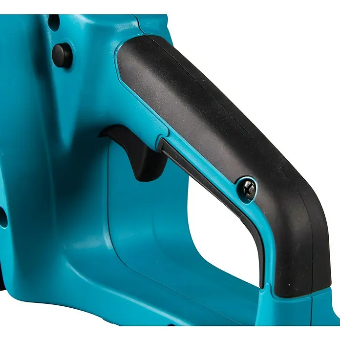 Makita LXT 18V Akku-Kettensäge DUC307 - 18 V, Li-Ionen, Ohne Akku, Schwertlänge: 30 cm - Nahaufnahme eines blauen Makita-Werkzeugs mit schwarzem Griff, das auf Details und ergonomisches Design hinweist.