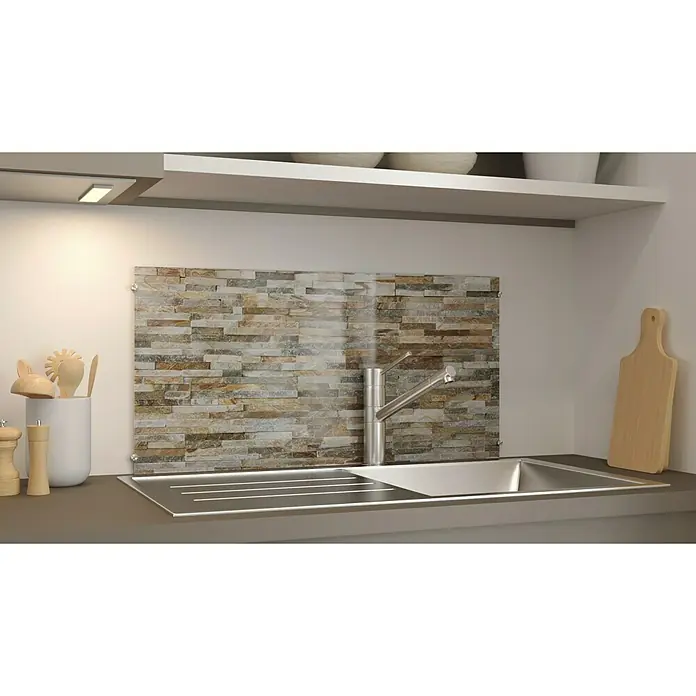 CUCINE Küchenrückwand - Rocky Wall, 80 x 40 cm, Stärke: 6 mm, Einscheibensicherheitsglas (ESG) - Einbauküchenspüle mit Armatur und Spritzschutz vor einer Steinwand für den modernen Küchenbereich.
