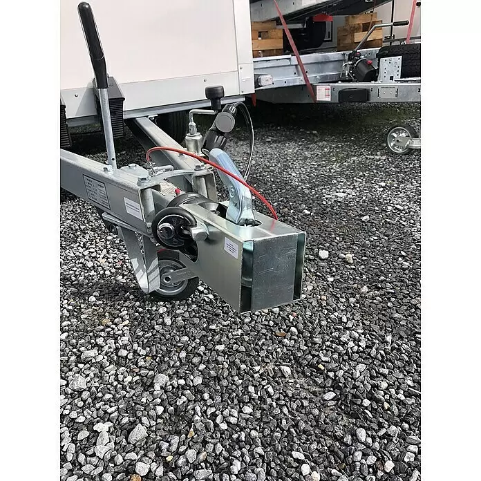 Basi Diebstahlsicherung KFZ 114 - Aluminium, Verzinkt - Verzinkte Anhängerzugstange mit Kupplung, Bremshebel und Stützrad, auf Schotter.