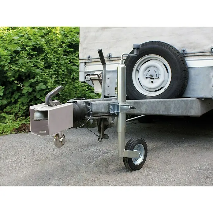 Basi Diebstahlsicherung KFZ 108 - Aluminium, Verzinkt - Nahaufnahme eines Anhängers mit Deichsel und Stützrad, ideal für Camping und Transport.