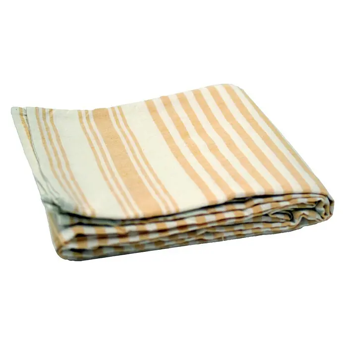 Manta para sofá Ernesta - 150 x 250 cm, Textil, Amarillo - Un paño de cocina a rayas, doblado y apilado cuidadosamente, descansa sobre un fondo negro neutro. Ideal para temas de cocina.