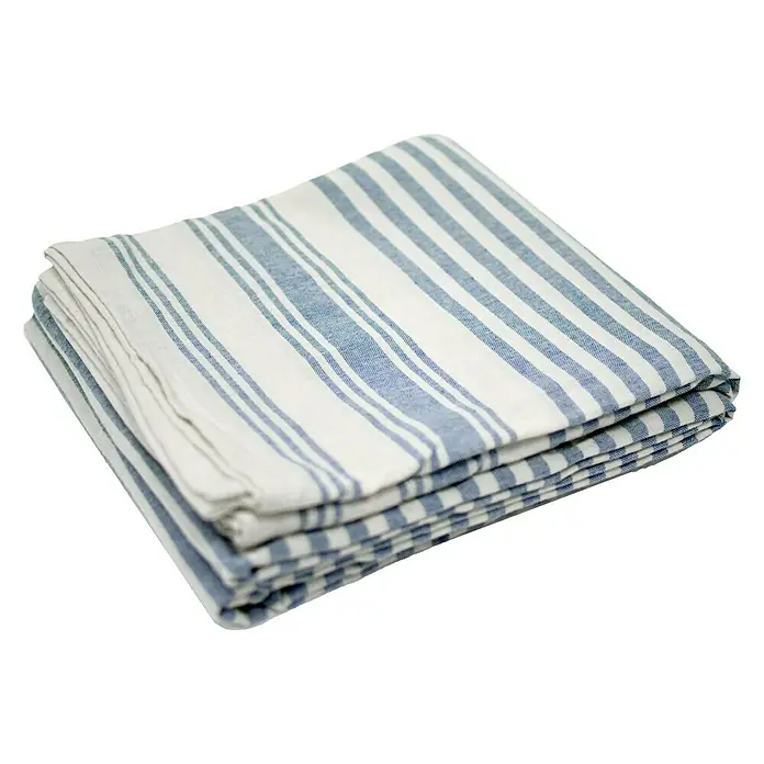 Manta para sofá Ernesta - 150 x 250 cm, Textil, Azul - Una pila de toallas de algodón a rayas azules y blancas, dobladas cuidadosamente sobre un fondo negro.