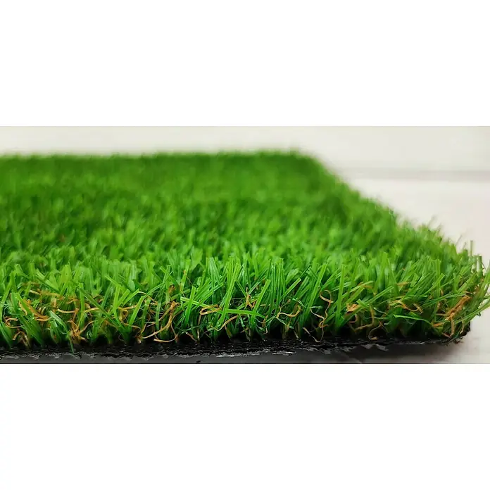 Césped artificial Bahia - 5 x 1 m, Altura del pelo: 18 mm, 26.250 puntadas/m² - Primer plano de césped artificial, que muestra una superficie verde exuberante con paja marrón, ideal para jardines de bajo mantenimiento.
