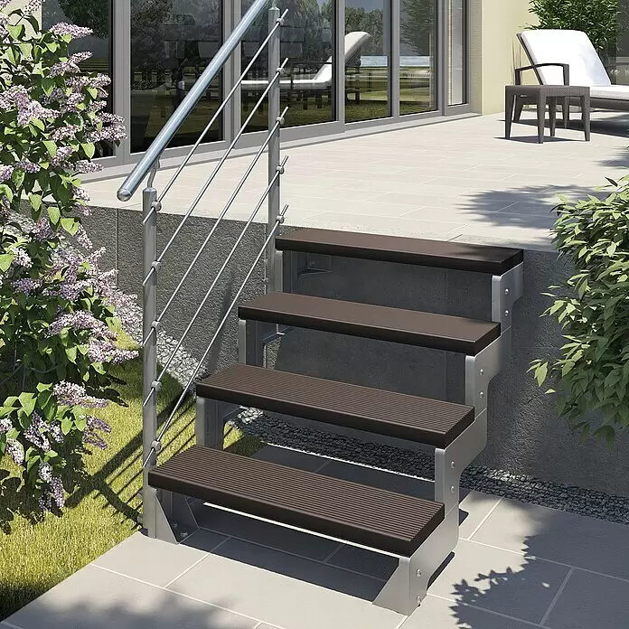 Dolle Außentreppe Gardentop - Trimaxstufen, Dunkelbraun, Mitlaufende Edelstahlstäbe, Breite: 100 cm, Anzahl Stufen: 4 Stk., Geschosshöhe: 72 cm - 88 cm - Außentreppe mit geriffelten dunkelbraunen Stufen und silbernem Metallgeländer, verbindet zwei gepflasterte Ebenen.