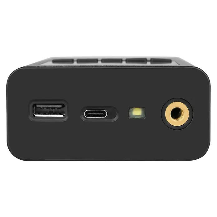 Eufab Kompressor - 12 V - Nahaufnahme einer schwarzen Elektronikbox mit USB-, USB-C-Anschlüssen, LED-Anzeige und Audiobuchse für verschiedene Anschlussmöglichkeiten.