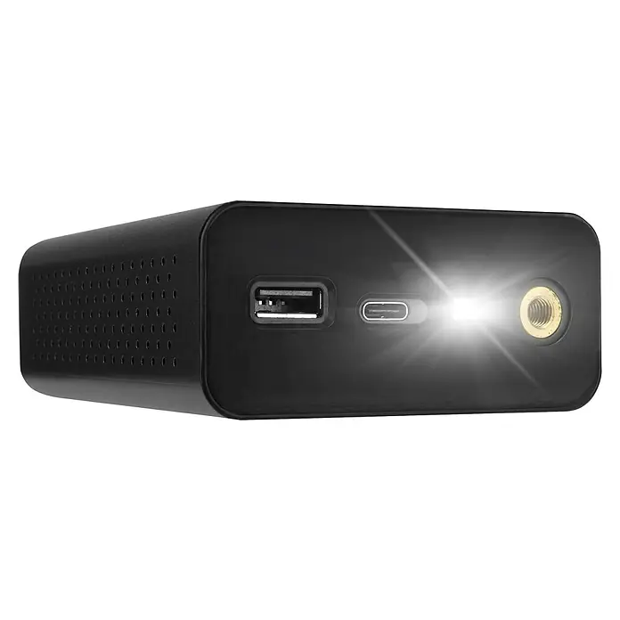 Eufab Kompressor - 12 V - Nahaufnahme einer schwarzen, kompakten Powerbank mit USB- und Gewindeanschlüssen.