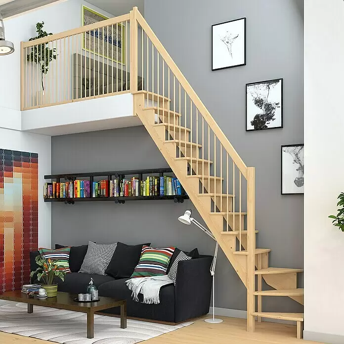 Dolle Raumspartreppe Lyon - Breite: 65 cm, Kiefer, Unbehandelt, Geschosshöhe: 286 cm, 1/4-gewendelt links, Holzgeländerstäbe - Treppe aus hellem Holz mit Geländer, die einen Wohnbereich mit einer oberen Ebene verbindet.