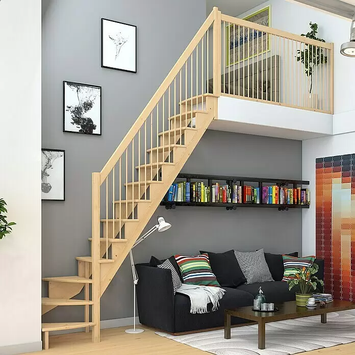 Dolle Raumspartreppe Lyon - Breite: 65 cm, Kiefer, Unbehandelt, Geschosshöhe: 286 cm, 1/4-gewendelt rechts, Holzgeländerstäbe - Helle Holz-Viertelwendeltreppe, die einen Wohnbereich mit einem oberen Zwischengeschoss verbindet.