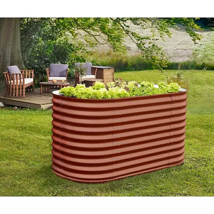Vitavia Hochbeet Terra 858 - 162 x 82 x 85,8 cm, Zincalume®, Rubin/Ziegelrot - Rotbraunes Wellblech-Hochbeet mit frischem grünem Salat, in einem Garten neben einer Terrasse.