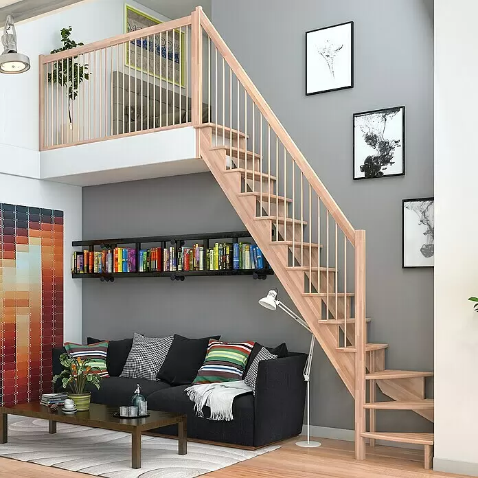Dolle Raumspartreppe Lyon - Breite: 65 cm, Buche, Unbehandelt, Geschosshöhe: 286 cm, 1/4-gewendelt links, Holzgeländerstäbe - Modulare Treppe aus hellem Holz mit offenen Stufen, die ein Wohnzimmer mit einer Empore verbindet.
