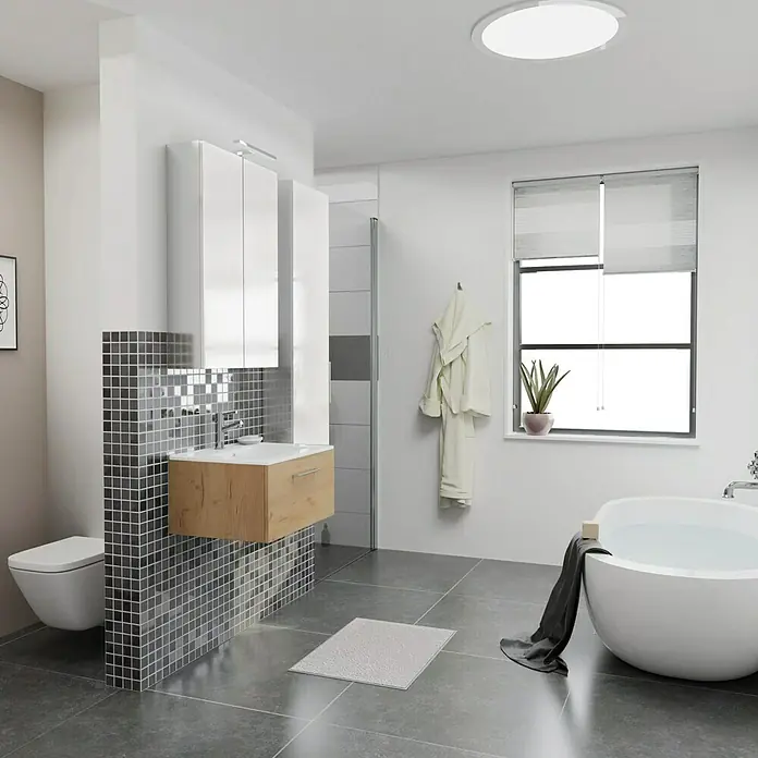 Camargue Espacio Badmöbel-Set i15 - 100 cm, Doce - Badezimmer-Interieur mit einem modernen Waschtisch mit Holzunterschrank, weißen Hängeschränken und einer freistehenden Badewanne.