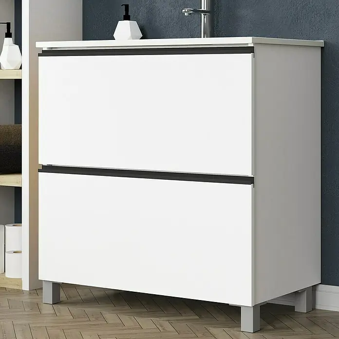 Artysan Mueble bajo de lavabo Barcelona 2C - L x An x Al: 44,6 x 90 x 83,3 cm, Blanco - Un moderno tocador de baño blanco con dos cajones y tiradores negros minimalistas, sobre un suelo de madera, combinando estilo y funcionalidad.