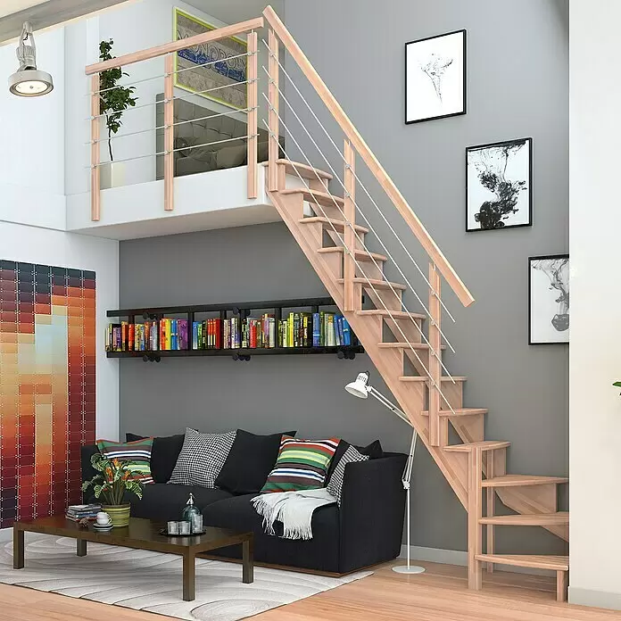 Dolle Raumspartreppe Lyon - Breite: 65 cm, Buche, Lackiert, Geschosshöhe: 286 cm, 1/4-gewendelt links, Mitlaufende Edelstahlstäbe - Moderne Treppe aus hellem Holz mit Metallstangen-Geländer, die in einem Wohnzimmer zu einem Loft führt.
