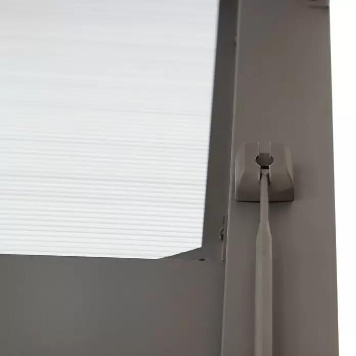 Sunfun Anstellpavillon Ibiza - B x T: 300 x 300 cm, Farbe Gestell: Anthrazit, Aluminium - Nahaufnahme eines grauen Metallrahmens und einer lichtdurchlässigen Wellplatte mit grauem Plastikclip und Stangenmechanismus.
