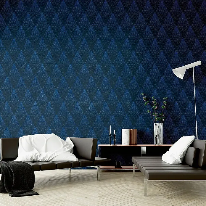 A.S. Création New Walls Vliestapete Rhombus - Blau, Grafisch, 10,05 x 0,53 m - Elegantes Wohnzimmer mit dunkelblau gemusterter Tapete, Ledersofas und modernem Design, das eine stilvolle Atmosphäre schafft.