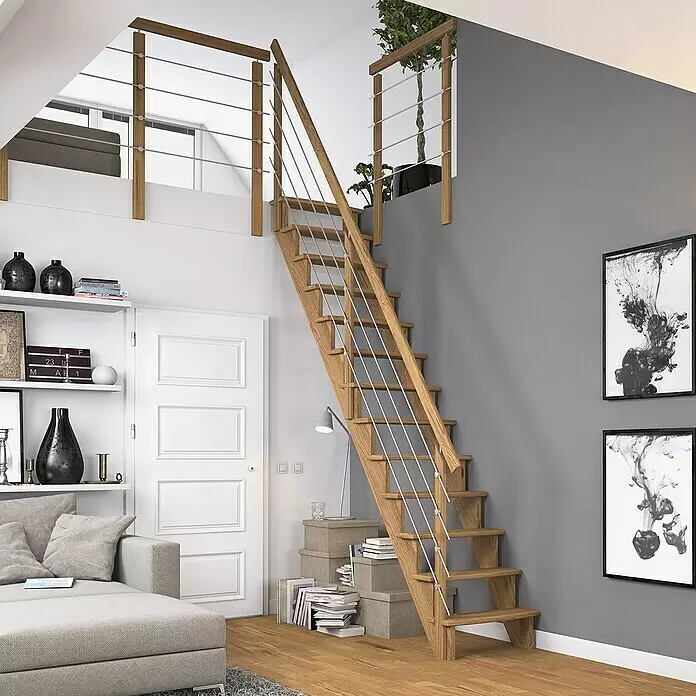 Dolle Raumspartreppe Lyon - Breite: 65 cm, Eiche, Lackiert, Geschosshöhe: 286 cm, Gerade, Mitlaufende Edelstahlstäbe - Moderne Treppe aus hellem Holz mit Kabelgeländer, die zu einem Loft führt. In stilvollem Wohnzimmerambiente integriert.