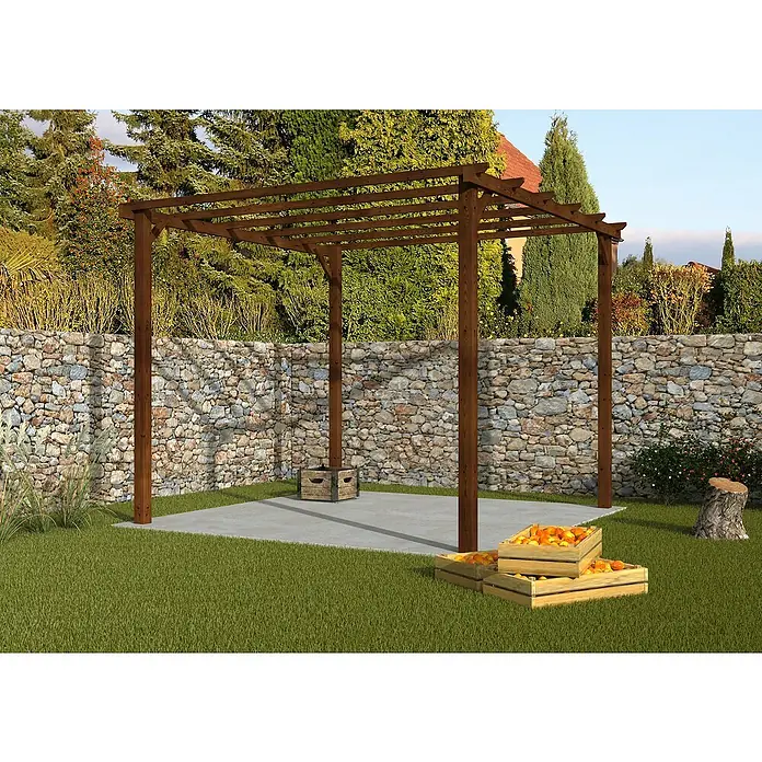 Décor et Jardin Pérgola estándar Basic - L x An: 300 x 300 cm, Marrón - Una pérgola de madera marrón se levanta sobre una superficie de hormigón en un jardín con un muro de piedra al fondo. Cajas de madera con fruta en el césped.