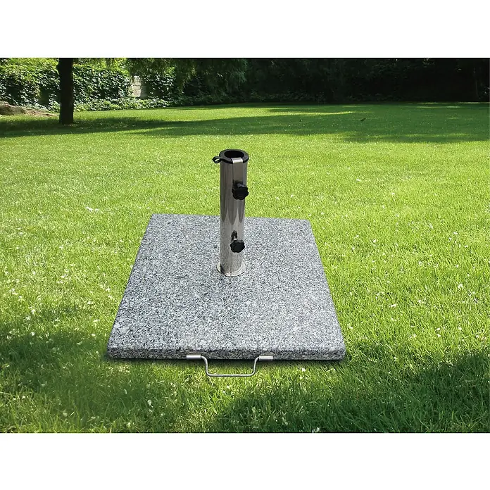 Sunfun Base de parasol de granito Florenz - 25 kg, 45 x 45 cm - Imagen de una base de sombrilla de patio de granito con asa para facilitar el movimiento sobre el césped.