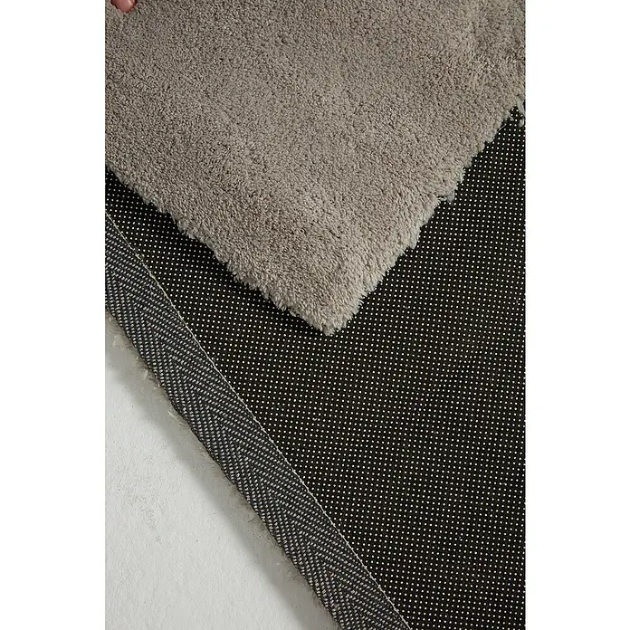 Alfombra de pelo corto Toscana - Plateado, 170 x 120 cm, 100% Poliéster - Primer plano del reverso de una alfombra gris, que muestra su robusta construcción y patrón de puntos para un agarre antideslizante.