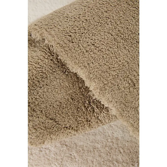 Alfombra de pelo corto Toscana - Beige, 300 x 200 cm, 100% Poliéster - Primer plano de una alfombra de baño suave y beige. La textura es esponjosa y acogedora, perfecta para una experiencia de baño lujosa.